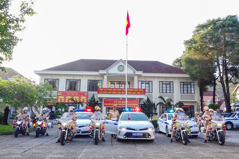 Đội Tuần tra đường bộ ra quân tổng kiểm soát phương tiện giao thông đường bộ