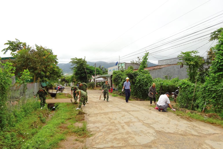 Ban CHQS huyện Đơn Dương cùng phối hợp với lực lượng dân quân tự vệ của các xã, thị trấn trên địa bàn toàn huyện ra quân làm công tác dân vận