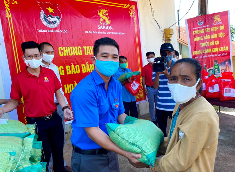 Hội CTĐ TP Bảo Lộc cùng các nhà hảo tâm tặng quà cho người nghèo