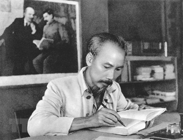 Bác Hồ trong phòng làm việc của Người tại căn cứ địa Việt Bắc năm 1951