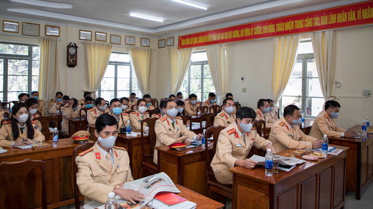 Cán bộ, chiến sĩ cảnh sát giao thông Công an tỉnh trong buổi sinh hoạt chính trị kỷ niệm 75 năm ngày truyền thống của lực lượng