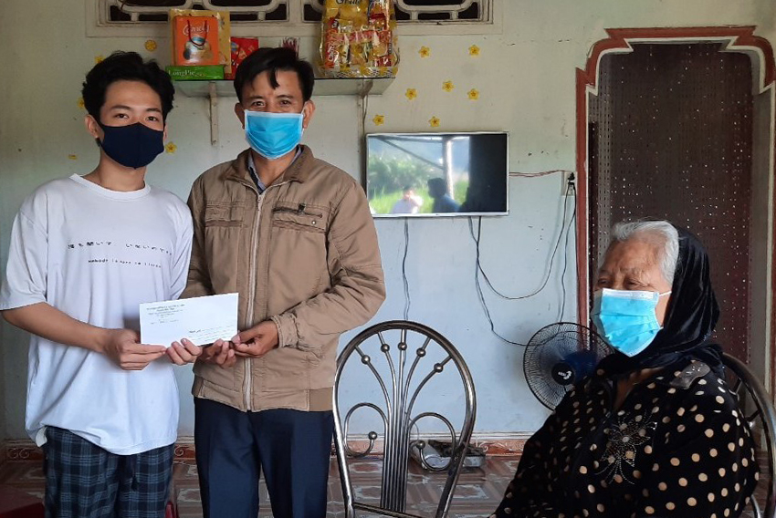 Đạ Tẻh thăm hỏi, động viên và tặng quà gia đình có thanh niên nhập ngũ
