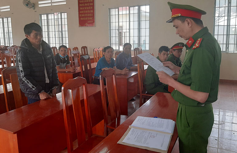 Khởi tố, bắt tạm giam đối tượng chặt phá cây trồng
