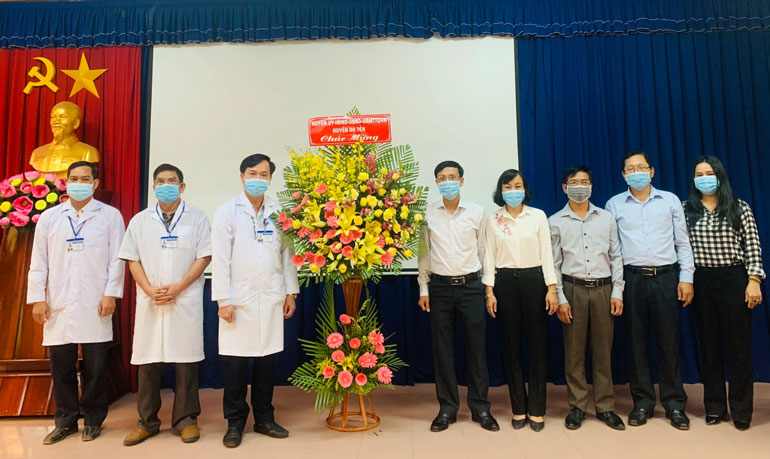 Thăm, chúc mừng y bác sỹ Trung tâm Y tế Đạ Tẻh nhân ngày Thầy thuốc Việt Nam