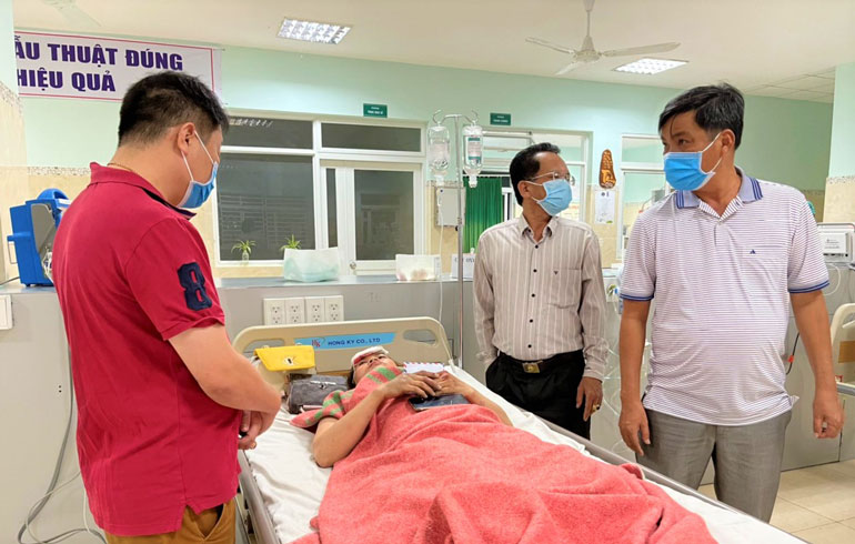 Thăm, hỗ trợ gia đình gặp tai nạn trên đèo Bảo Lộc