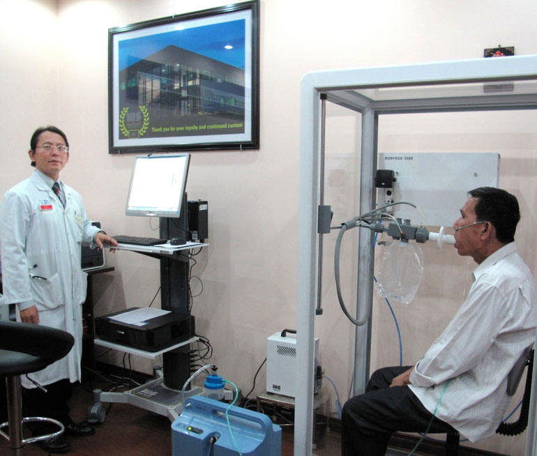GS-TSKH-BS Dương Quý Sỹ đo chức năng hô hấp cho bệnh nhân có bệnh lý về giấc ngủ