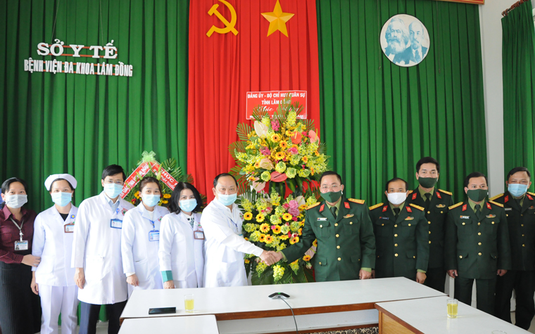 Đoàn công tác đến thăm và chúc mừng tại Bệnh viện Đa khoa Lâm Đồng