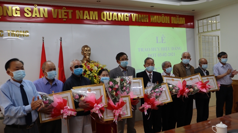 Đức Trọng trao Huy hiệu Đảng đợt 3/2