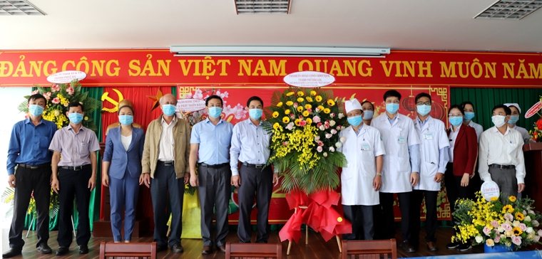 Lãnh đạo TP Bảo Lộc thăm, tặng hóa chúc mừng cán bộ, y, bác sĩ Bệnh viện II Lâm Đồng nhân ngày Thầy thuốc Việt Nam