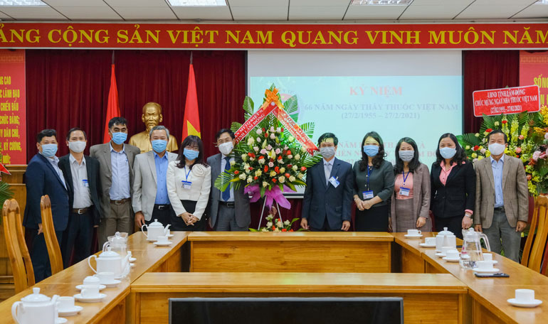 Đồng chí Võ Ngọc Hiệp – Uỷ viên Ban Thường vụ Tỉnh uỷ - Chủ tịch Ủy Ban MTTQ Việt Nam tỉnh thăm đội ngũ cán bộ, công nhân viên Sở Y tế Lâm Đồng