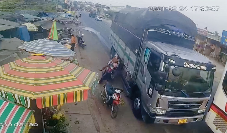 Công an triệu tập tài xế xe tải hất văng 2 người đi xe máy