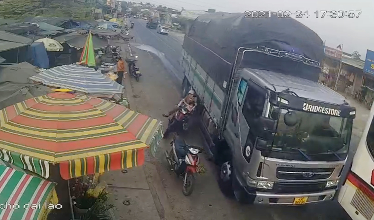 Đề xuất phạt 11 triệu đồng và giam bằng của tài xế lấn làn hất văng 2 người đi xe máy