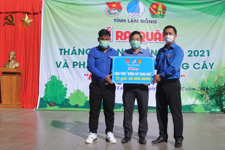 Trao công trình đường cây thanh niên trị giá 60 triệu đồng cho xã Đưng K’Nớ
