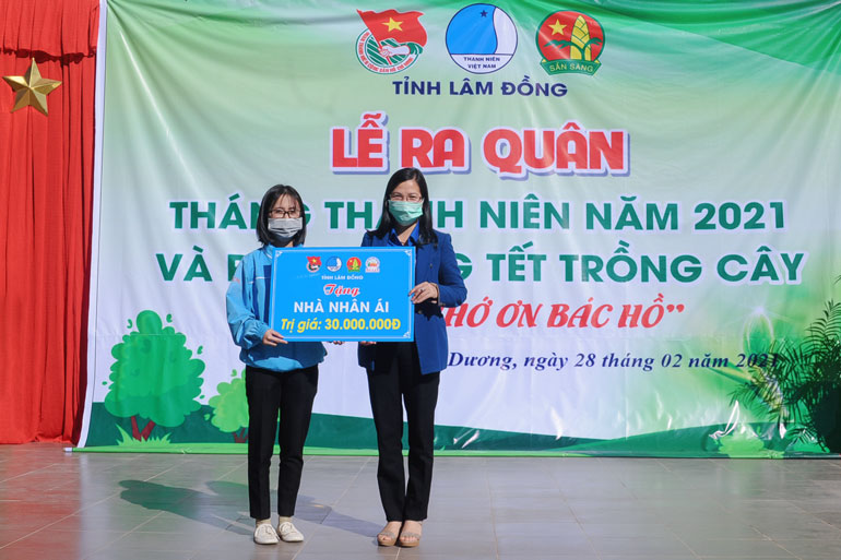 Trao nhà nhân ái cho thanh niên địa phương