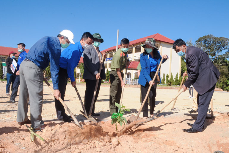 Trồng cây xanh tại khuôn viên Trường Trung học cơ sở Đưng K’Nớ