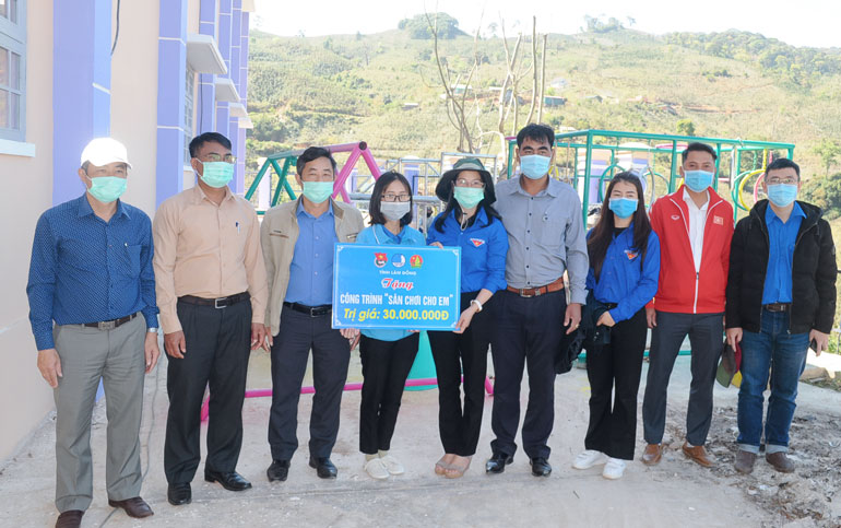 Bàn giao công trình thanh niên “Sân chơi cho em” tại trường Tiểu học Đưng K’Nớ
