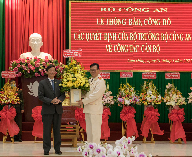 Đồng chí Trần Đức Quận tặng hoa chia tay Đại tá Lê Vinh Quy