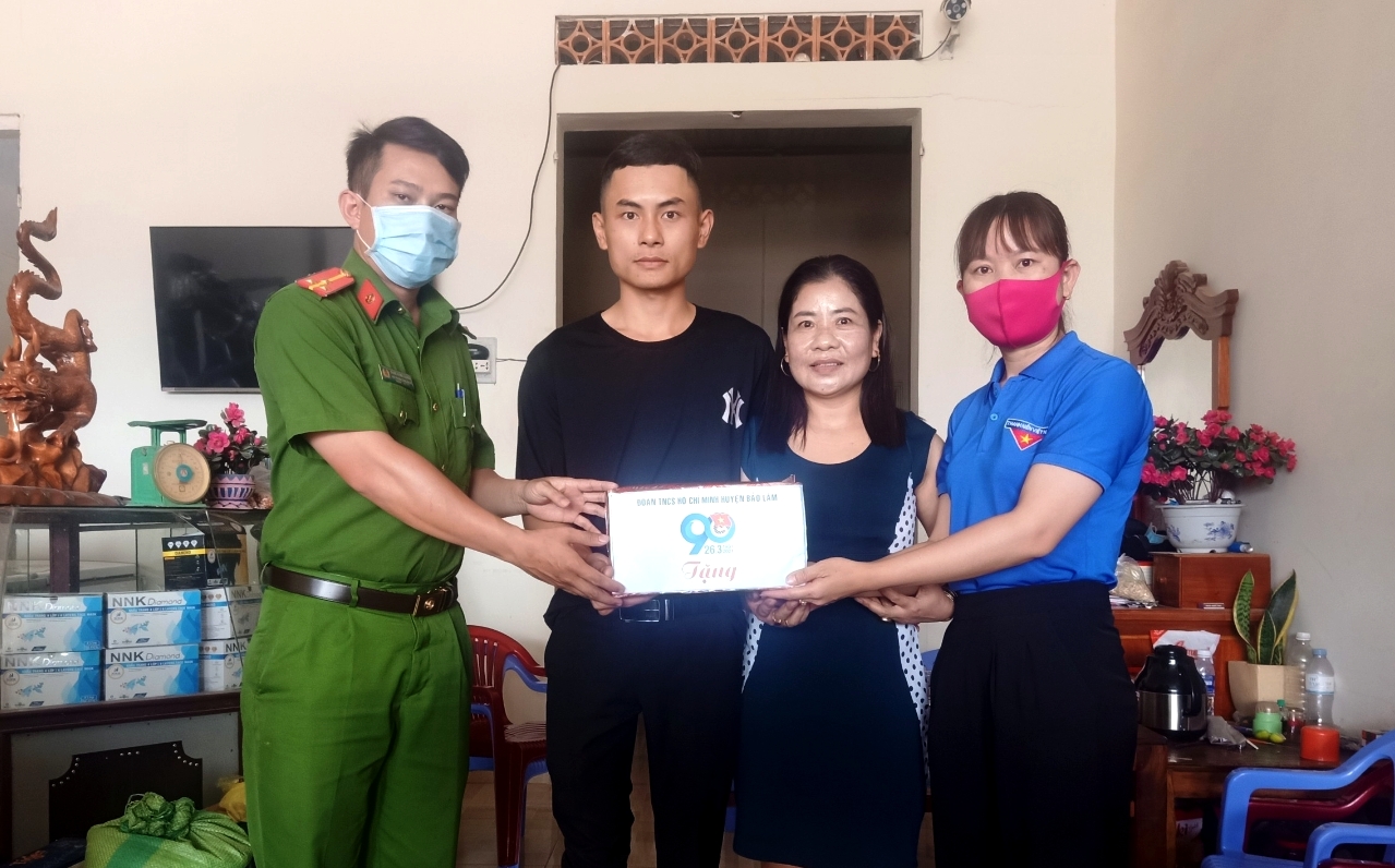 Tuổi trẻ Bảo Lâm thăm, động viên, tặng quà các tân binh địa phương trước ngày lên đường nhập ngũ làm nhiệm vụ xây dựng và bảo vệ Tổ quốc