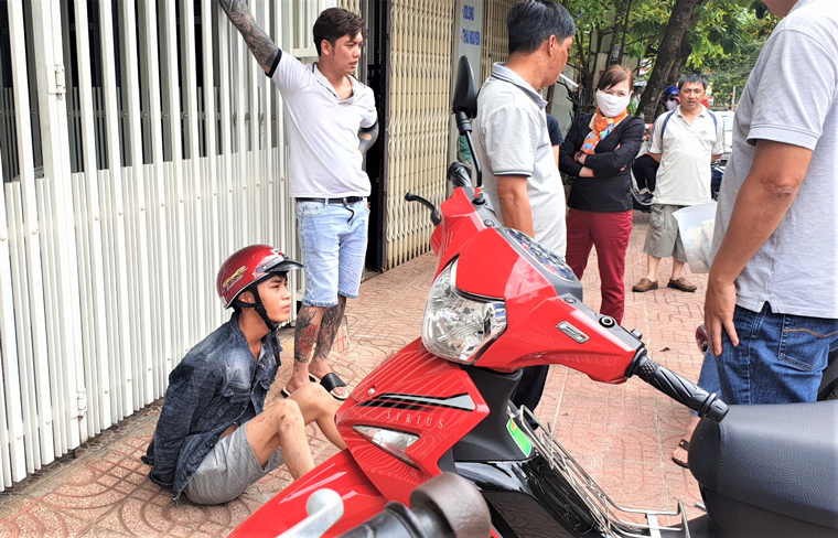 Công an cùng người dân bắt giữ đối tượng giật vé số của cụ già và người khuyết tật