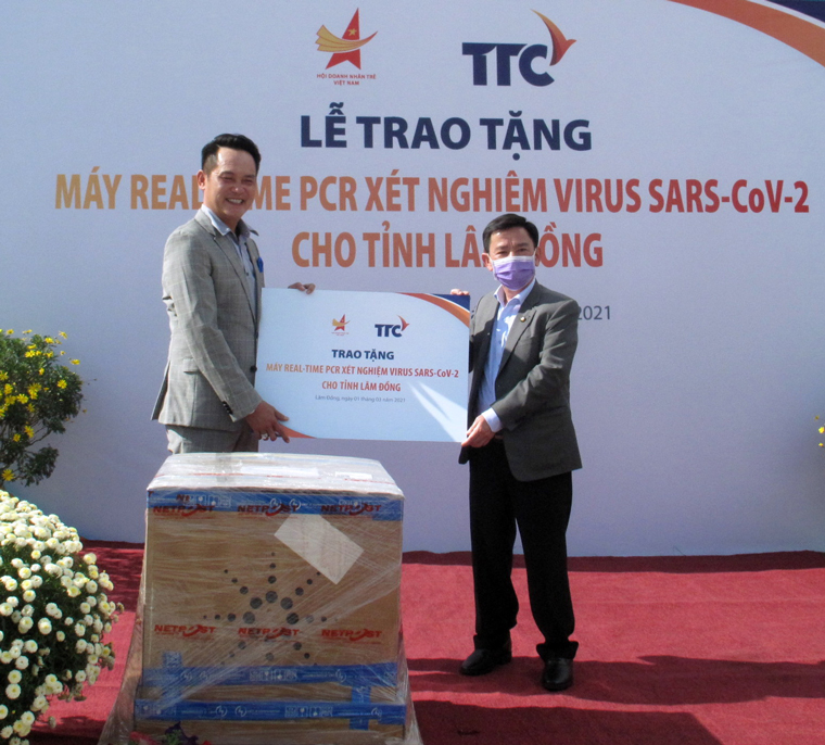 Hội Doanh nhân trẻ Việt Nam và Tập đoàn TTC tặng hệ thống máy Realtime-PCR xét nghiệm SARS-CoV-2 cho Lâm Đồng