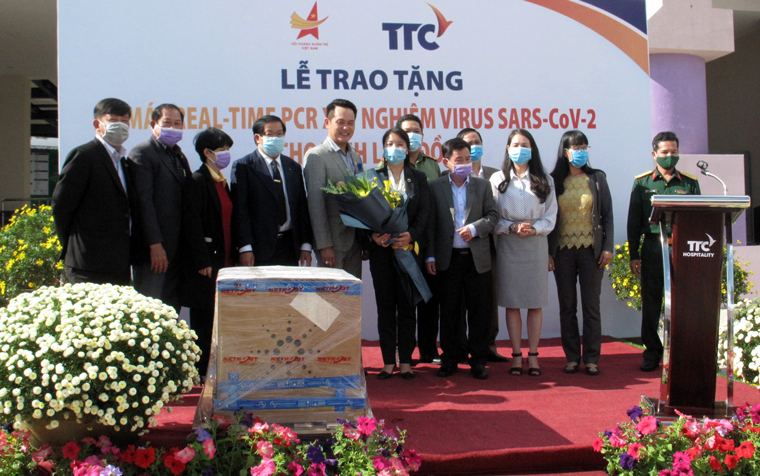 Các đại biểu chứng kiến lễ trao tặng hệ thống máy Realtime-PCR xét nghiệm SARS-COV-2 do Hội Doanh nghiệp Trẻ Việt Nam và Tập đoàn TTC tài trợ