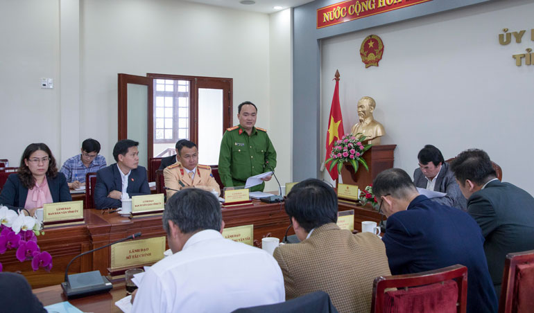 Lãnh đạo Công an tỉnh trình bày một số nguyên nhân dẫn đến tỷ lệ tai nạn giao thông tăng trong 2 tháng đầu năm