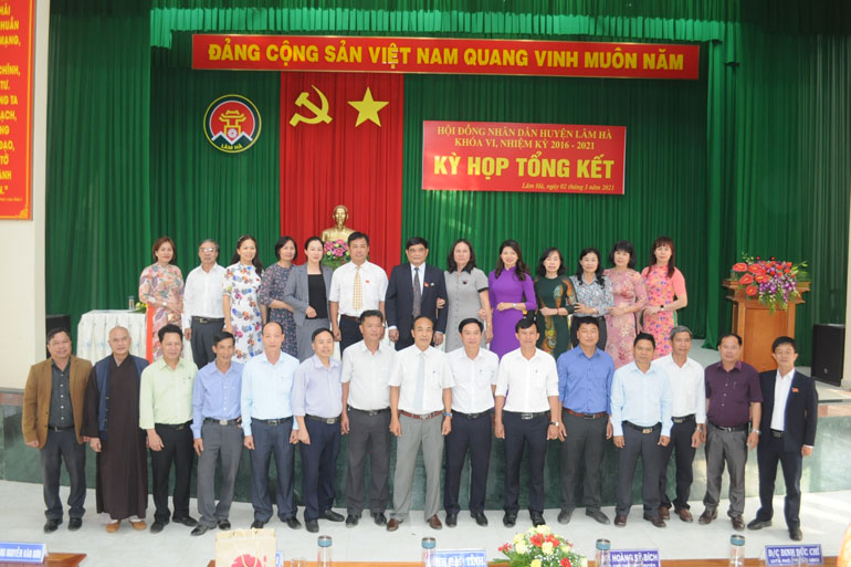 Các đại biểu HĐND huyện Lâm Hà chụp hình lưu niệm tại kỳ họp cuối