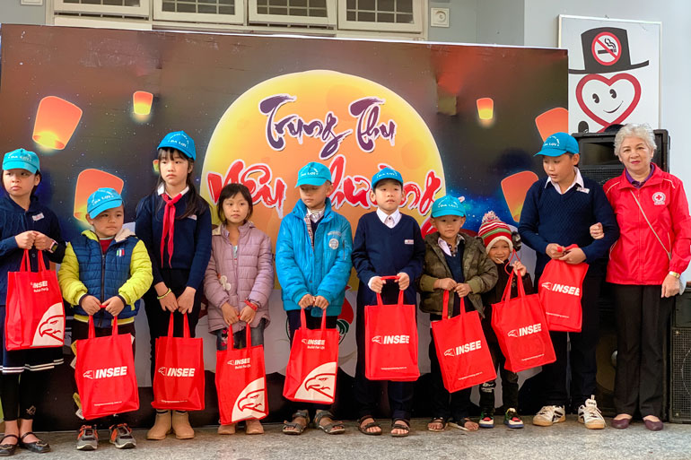 Tặng quà Trung thu cho các cháu thiếu nhi