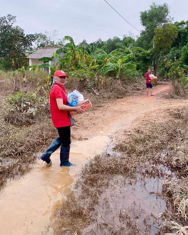 Bà Mai Thị Tuyết - Chủ tịch Hội CTĐ Phường 10 cùng đoàn công tác của Hội CTĐ thành phố Đà Lạt đi hỗ trợ các tỉnh miền Trung chịu ảnh hưởng của lũ lụt năm 2020