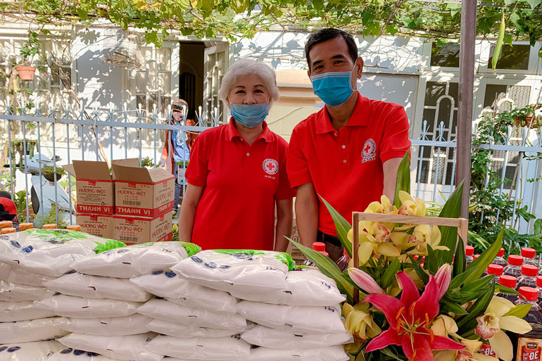Chuẩn bị hàng cho phiên chợ nhân đạo. (Ảnh do đơn vị cung cấp)
