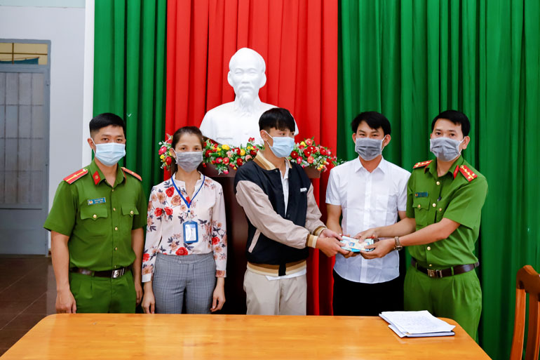 Nam sinh cấp 3 không tham của rơi