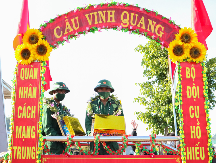 Đi theo tiếng gọi non sông