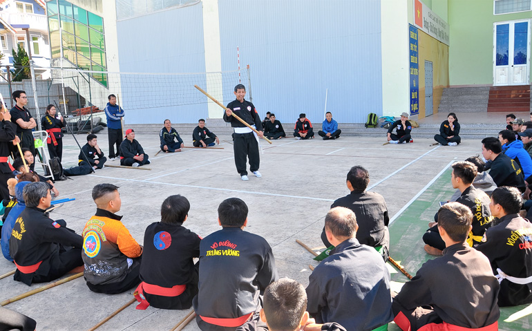Võ sư Huỳnh Ngọc Bình đang biểu diễn kỹ thuật côn pháp Bình Định cho các học viên