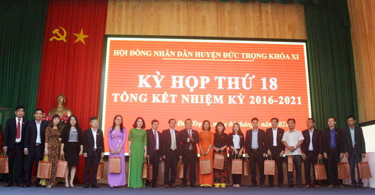 Đồng chí Dương Công Hiệp – Trưởng Ban Pháp chế HĐND tỉnh, trao quà cho các đại biểu kết thúc nhiệm kỳ