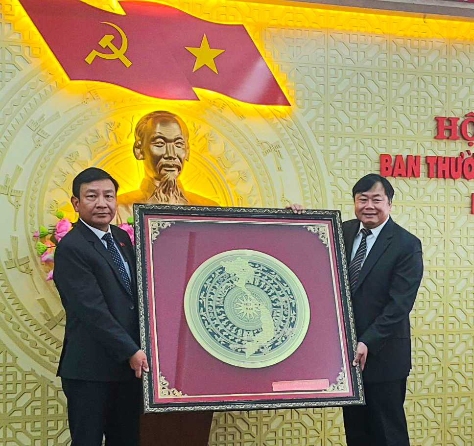 Học viện Chính trị khu vực II tặng quà cho Tỉnh ủy Lâm Đồng