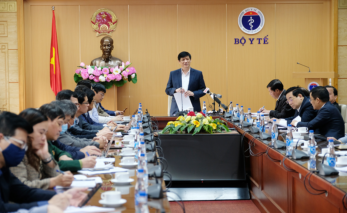 Bộ trưởng Nguyễn Thanh Long lưu ý, phản ứng sau tiêm vắc xin COVID-19 là có thể, vì không vắc xin nào đảm bảo 100 % an toàn nhưng không vì thế mà lung lay niềm tin với vắc xin Ảnh:Trần Minh
