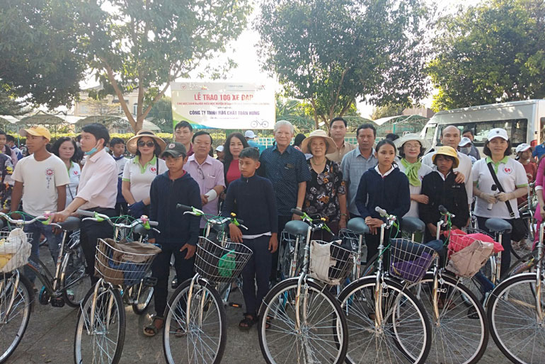 Trao xe đạp cho học sinh hiếu học