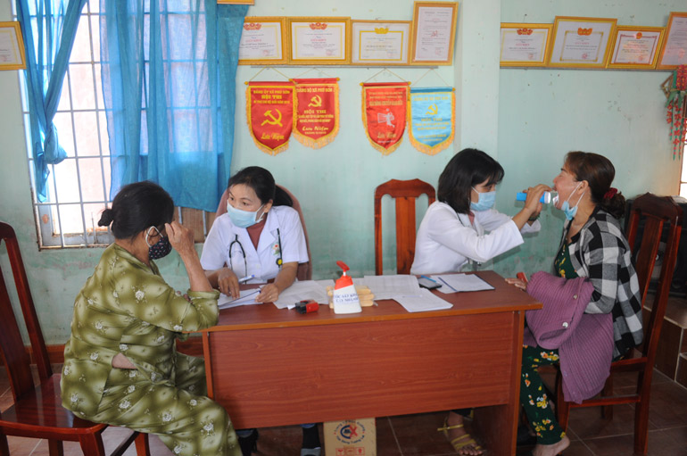 Khám bệnh miễn phí cho người dân