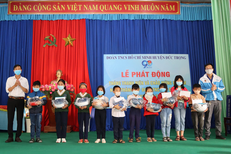 Tặng quà, trao học bổng cho các em học sinh nghèo hiếu học