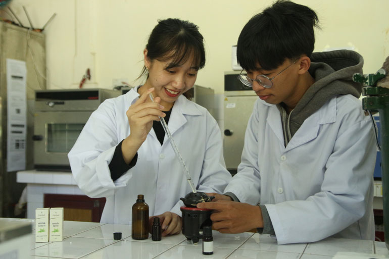 Những cô gái đam mê khoa học