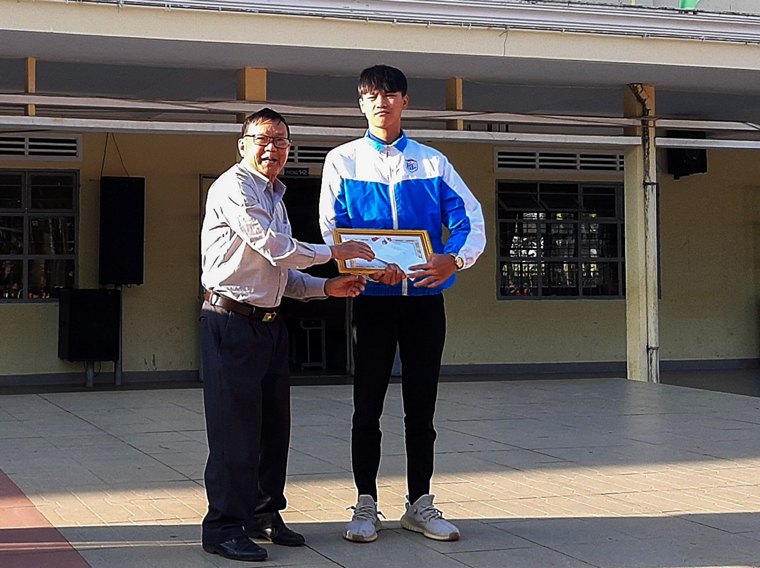 Tuyên dương học sinh không tham của rơi