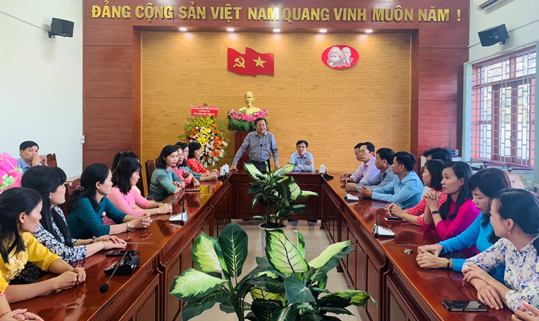 Huyện ủy Đạ Tẻh gặp mặt, chúc mừng nhân ngày Quốc tế Phụ nữ