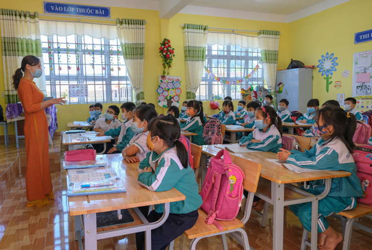 Cô giáo một Trường Tiểu học trên địa bàn thị trấn Lộc Thắng, huyện Bảo Lâm thướt tha trong tà áo dài khi đứng lớp. Đây là trang phục thường xuyên của giáo viên tiểu học trong giờ lên lớp. Tuy nhiên, diện áo dài trong Tuần lễ Áo dài dường như có sự tự hào hơn khi góp phần tôn vinh trang phục truyền thống của dân tộc.