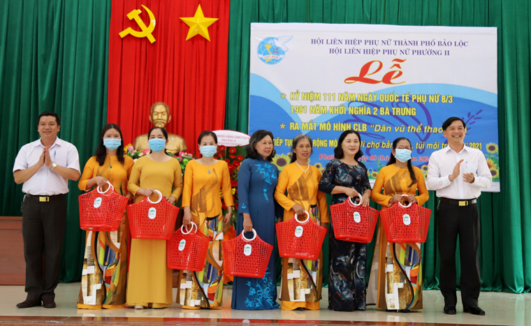 Lãnh đạo địa phương trao tặng làn nhựa để xây dựng, nhân rộng mô hình “Đi chợ bằng làn” phòng chống rác thải nhựa cho chị em hội viên phụ nữ