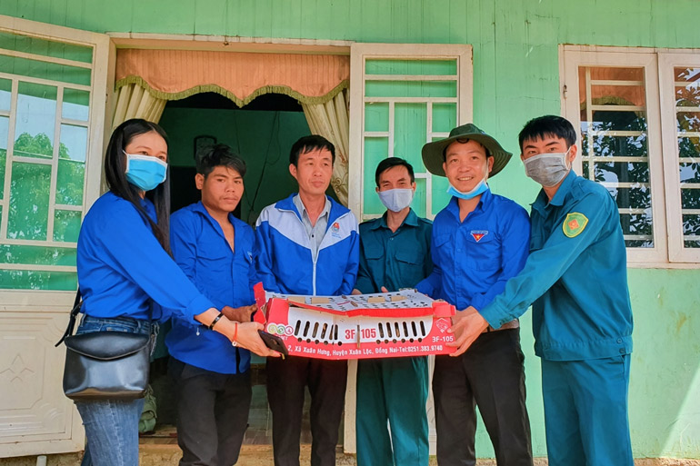 Trao sinh kế cho hộ nghèo đồng bào dân tộc thiểu số