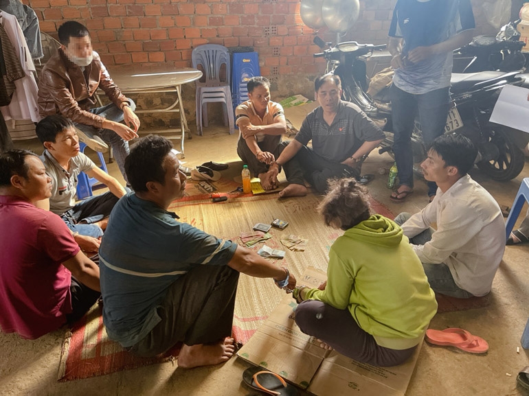Bắt quả tang 6 nam, 2 nữ đánh bạc tại nhà