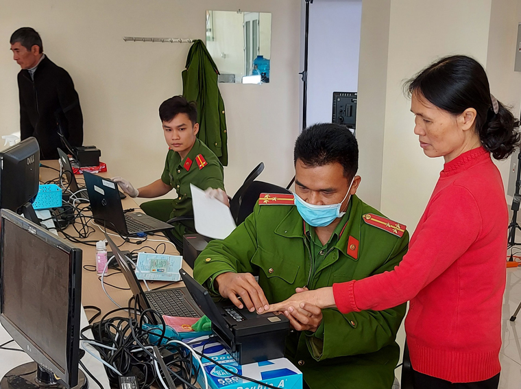 Lạc Dương làm căn cước công dân đến 22 giờ đêm