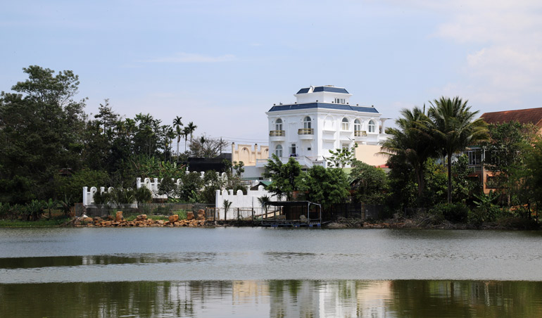 Mặt sau căn biệt thự của ông Huyên