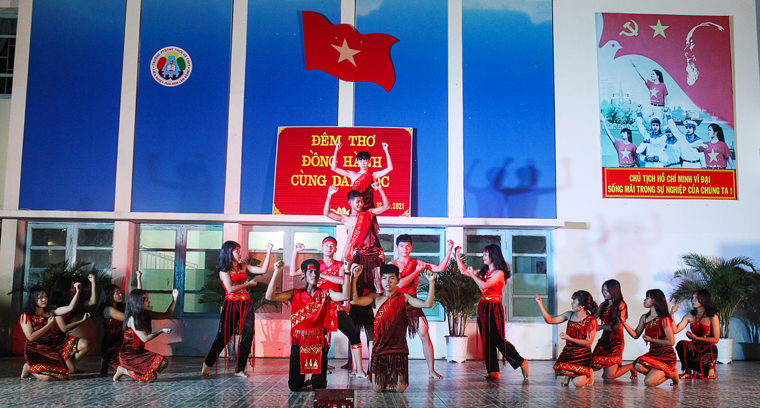 Đêm nhạc, thơ ''Đồng hành cùng dân tộc''