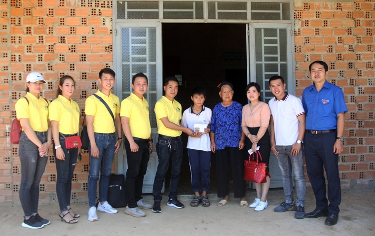 Trao học bổng đỡ đầu cho học sinh nghèo
